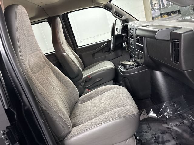 2025 Chevrolet Express Passenger 1LT