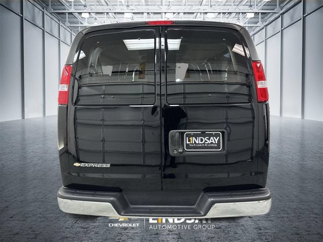 2025 Chevrolet Express Passenger 1LT