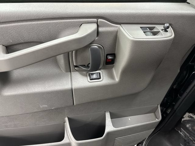 2025 Chevrolet Express Passenger 1LT