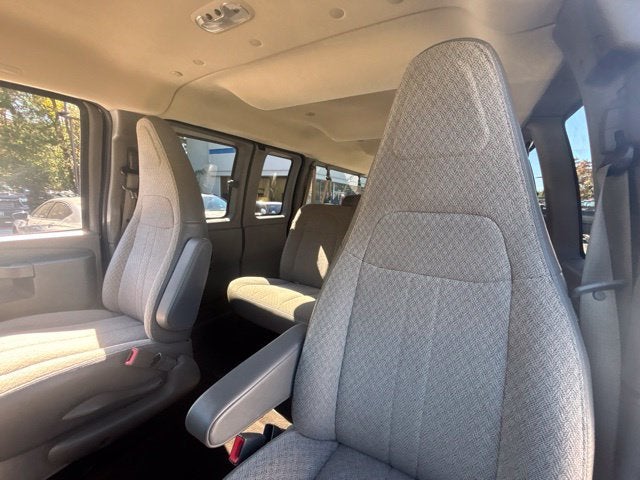 2025 Chevrolet Express Passenger 1LT