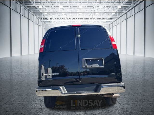 2025 Chevrolet Express Passenger 1LT
