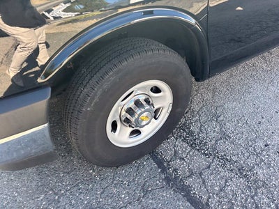2025 Chevrolet Express Passenger 1LT