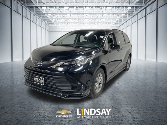 2022 Toyota Sienna LE