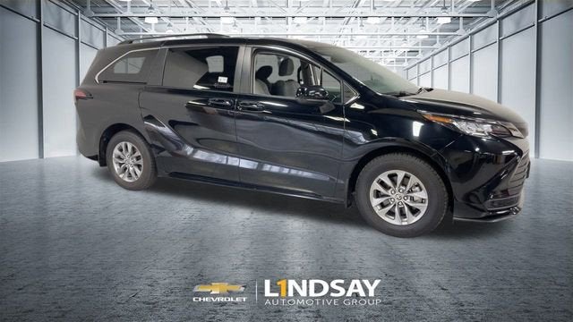 2022 Toyota Sienna LE