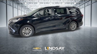 2022 Toyota Sienna LE