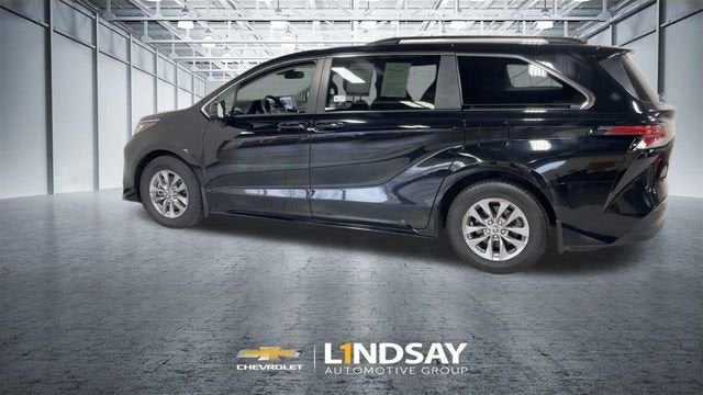 2022 Toyota Sienna LE