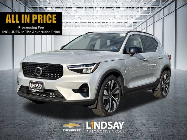 2023 Volvo XC40 B5 Plus Dark Theme