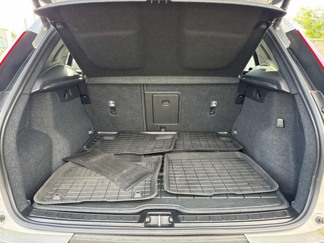 2023 Volvo XC40 B5 Plus Dark Theme