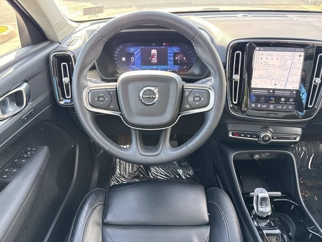 2023 Volvo XC40 B5 Plus Dark Theme