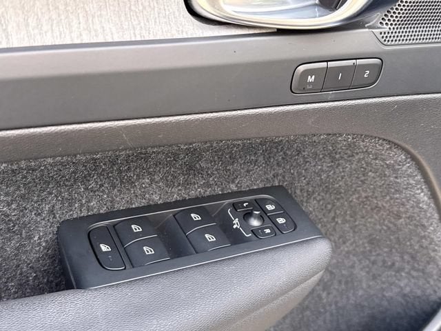 2023 Volvo XC40 B5 Plus Dark Theme