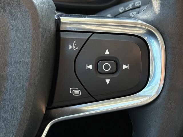 2023 Volvo XC40 B5 Plus Dark Theme