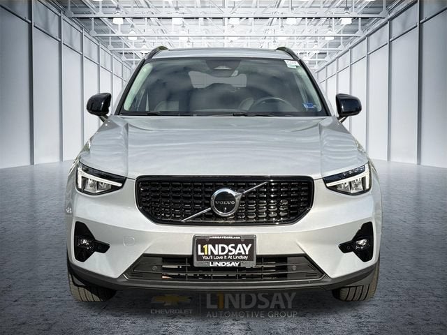 2023 Volvo XC40 B5 Plus Dark Theme