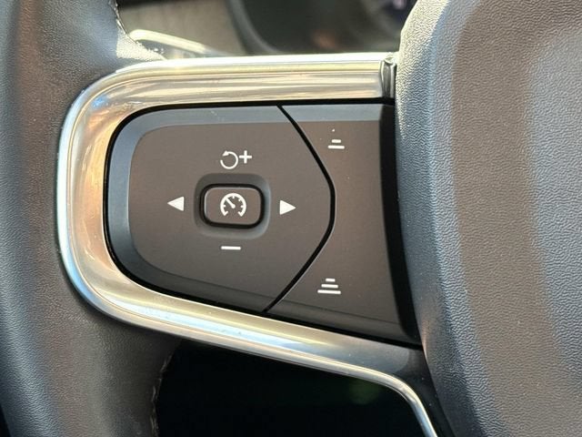2023 Volvo XC40 B5 Plus Dark Theme