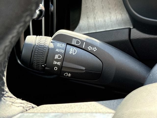 2023 Volvo XC40 B5 Plus Dark Theme