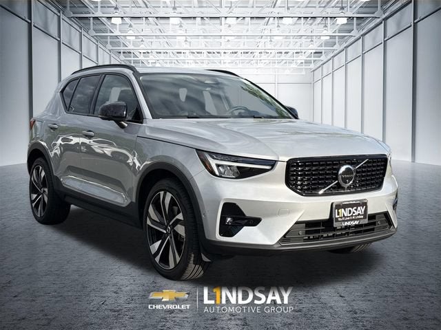 2023 Volvo XC40 B5 Plus Dark Theme