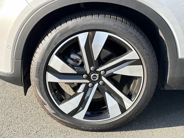 2023 Volvo XC40 B5 Plus Dark Theme