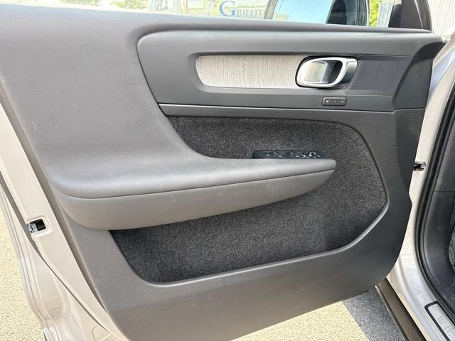 2023 Volvo XC40 B5 Plus Dark Theme