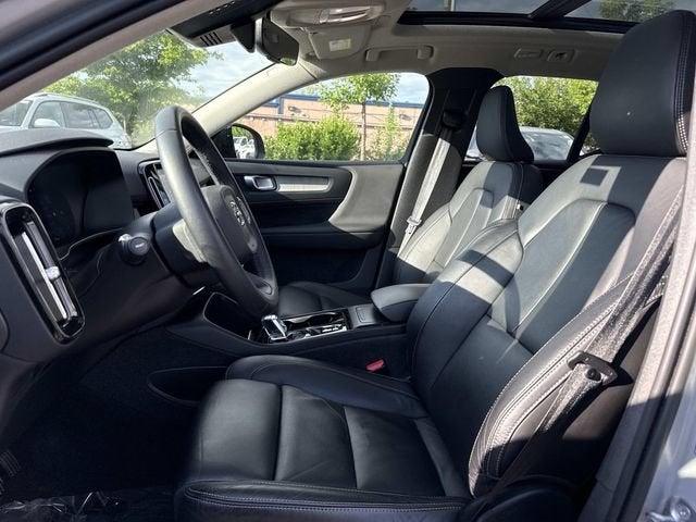 2023 Volvo XC40 B5 Plus Dark Theme
